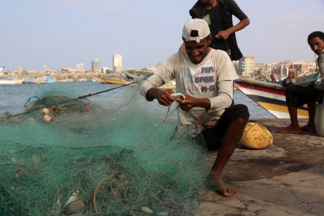 Yemenli balıkçılar denizde bombalanma tehlikesiyle yaşıyor