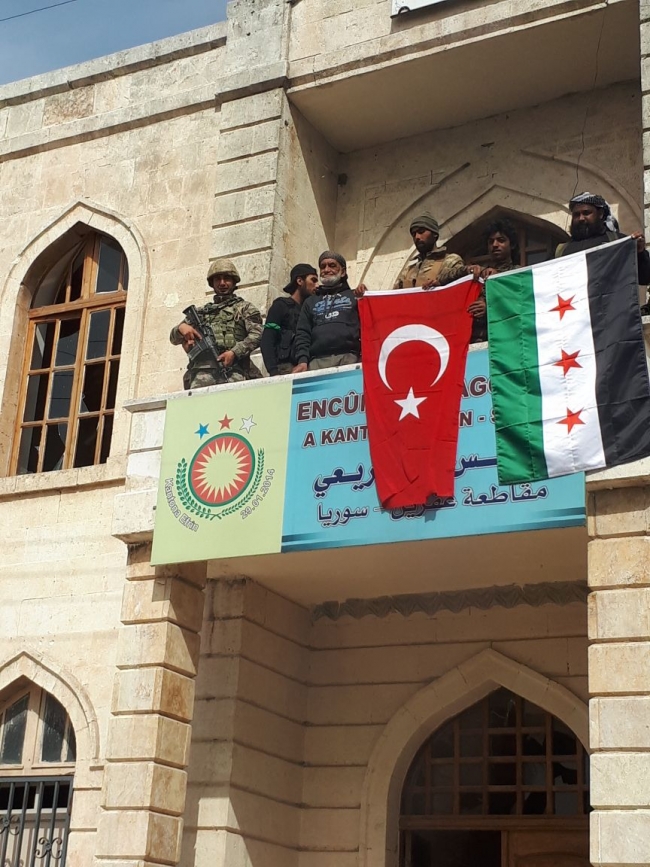 YPG/PKK'nın sözde yönetim binasına Türk bayrağı çekildi
