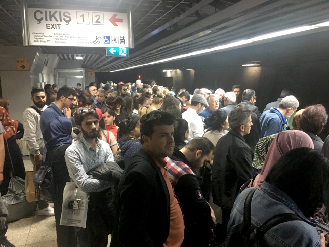 Sirkeci Marmaray istasyonunda raylara düşen yolcu hayatını kaybetti