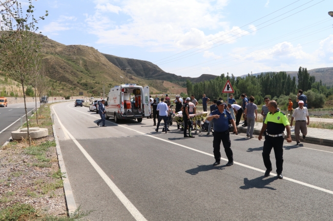 Çankırı'da hafif ticari araç polislere çarptı: 1 polis şehit
