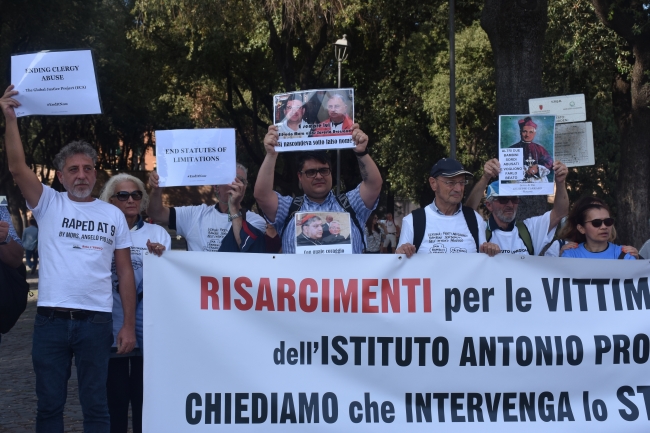 Vatikan'da çocuk istismarı protestosu