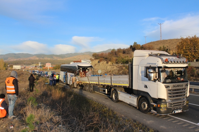 Kastamonu'da yolcu otobüsü tıra çarptı: 2 ölü 40 yaralı