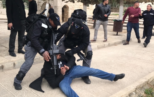 İsrail polisi Mescid-i Aksa'nın kapılarını kapattı