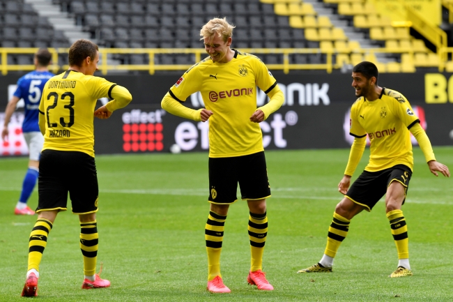 Fotoğraf: Reuters Borussia Dortmund-Schalke 04 maçında, Dortmund'un üçüncü golünü atan Thorgan sosyal mesafeyi koruyarak gol sevincini takım arkadaşıyla kutladı.