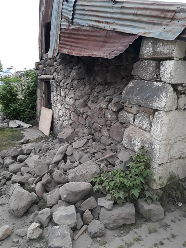 Erzurum'un Çat ilçesinde de hissedilen 5,7 büyüklüğündeki depremde, bazı yapılarda hasar oluştu.