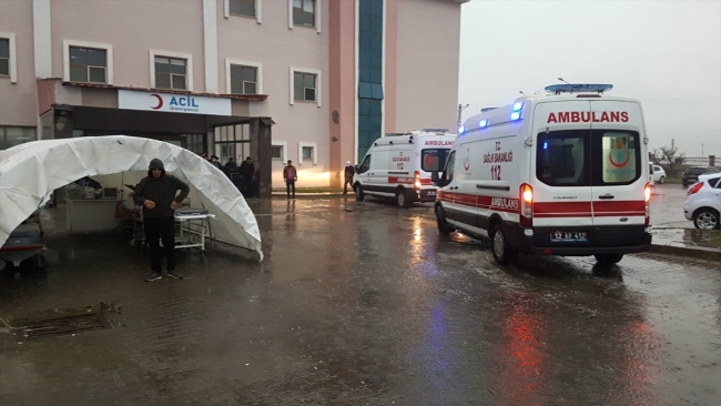 Depremin ardından Karlıova Devlet Hastanesi'nde de oluşabilecek yoğunluk için önlemler arttırıldı.