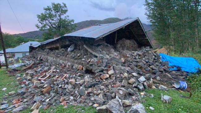 Bingöl'ün Yedisu ilçesinin Elmalı ve Dinarbey köylerindeki bazı evlerde çökme meydana geldi.