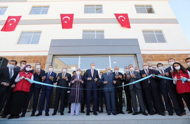 Cumhurbaşkanı Erdoğan Ahlat'ta Selçuklu mezarlığını ziyaret etti