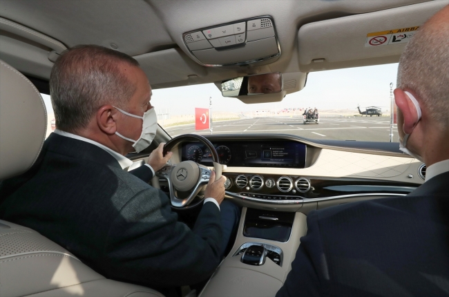. Cumhurbaşkanı Erdoğan, açılışını yaptığı otoyolda bir süre makam aracını kullandı. / Fotoğraf: AA