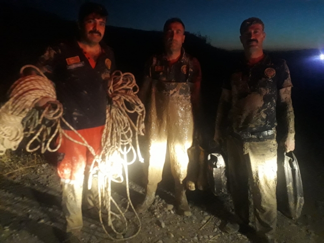 Kahramanmaraş'ta bataklığa saplanan kişi kurtarıldı