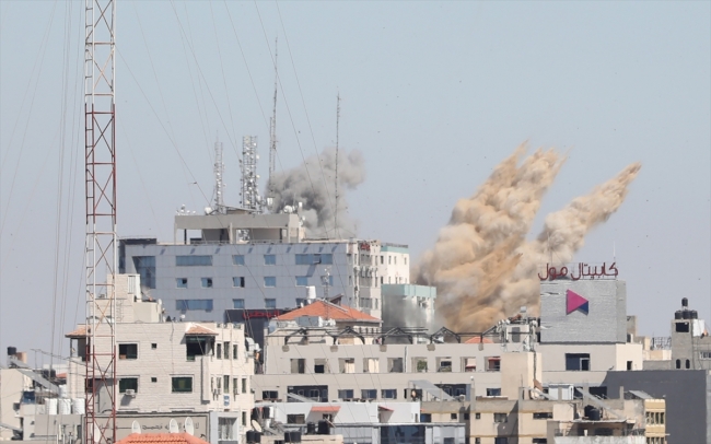 Gazze'de vurulan 13 katlı bina çöktü