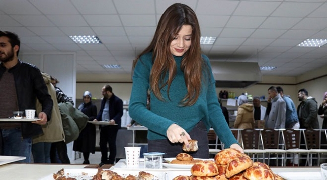 Amasya'da sınava çalışan öğrencilere pasta ve börek ikramı