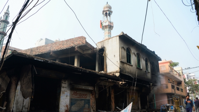 Yeni Delhi'nin Aşok Nagar bölgesinde Hinduların saldırısına hedef olan cami. Fotoğraf: AFP