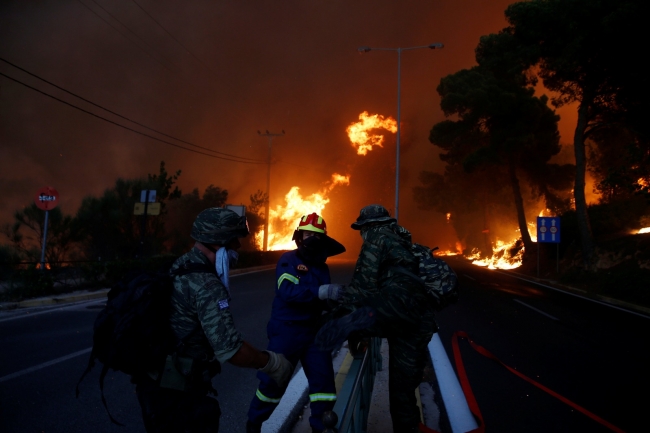 Yunanistan'daki yangın Atina'yı sardı