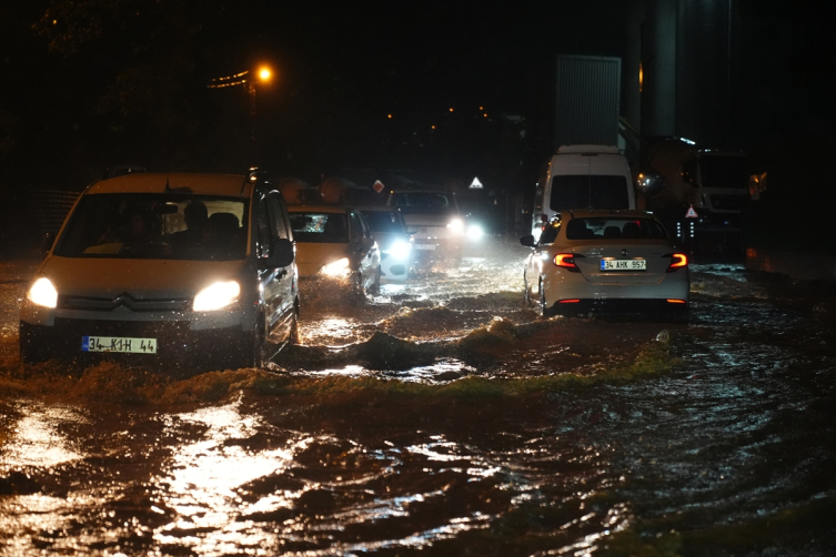 İstanbul'da dereler taştı, yollar göle döndü