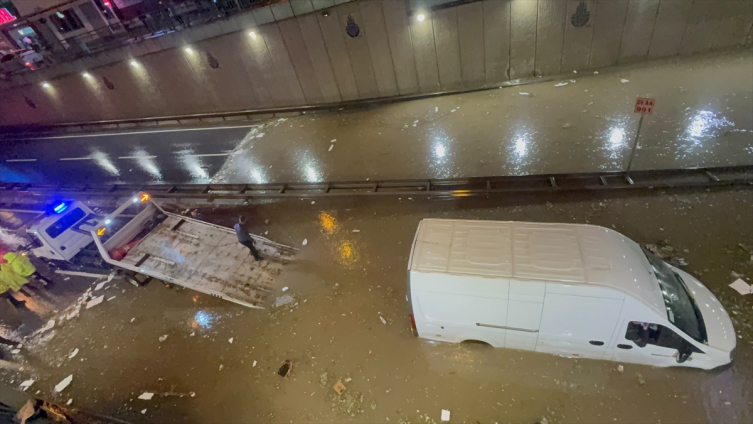 İstanbul'da dereler taştı, yollar göle döndü