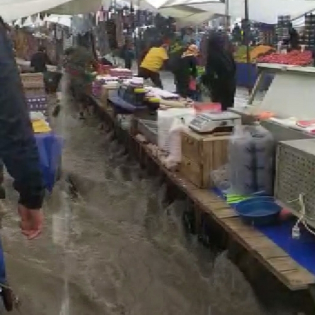 İstanbul'da yağış etkili oldu, Arnavutköy'de semt pazarını su bastı