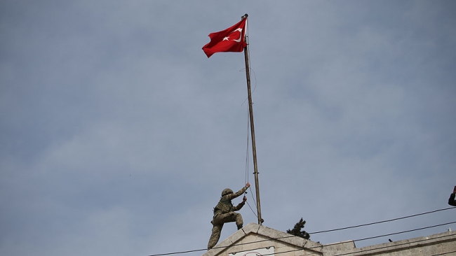 Mehmetçik Afrin'de komando marşı okudu