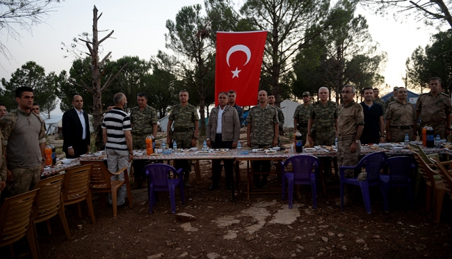 Korgeneral Temel, Afrin kahramanlarıyla Burseya Dağın'da iftar yaptı