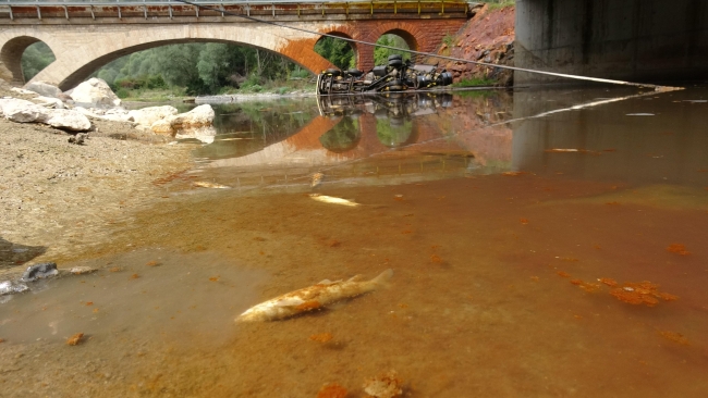 Karabük'te kimyasal madde yüklü tanker köprüden düştü
