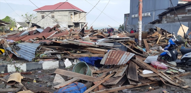 Endonezya’daki depremde 384 kişi hayatını kaybetti