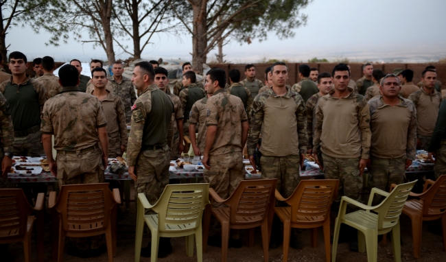 Korgeneral Temel, Afrin kahramanlarıyla Burseya Dağın'da iftar yaptı