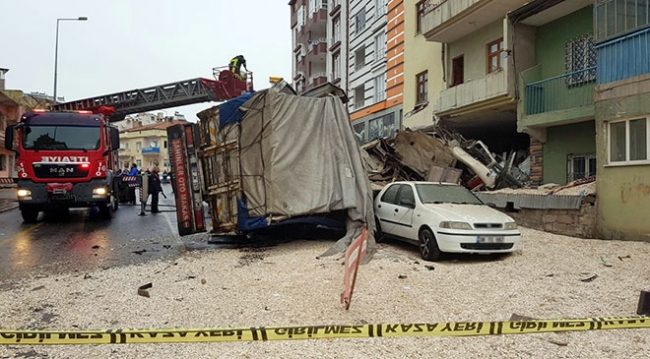 5 araca çarpan kamyon beyaz eşya deposuna girdi: 2 ölü, 1 yaralı