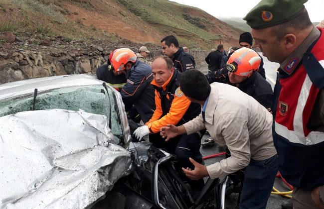Erzurum-Bingöl karayolunda trafik kazası: 5 ölü, 10 yaralı