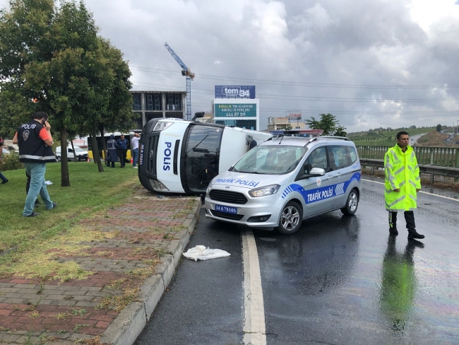 İstanbul'da polis aracı devrildi: 2 yaralı