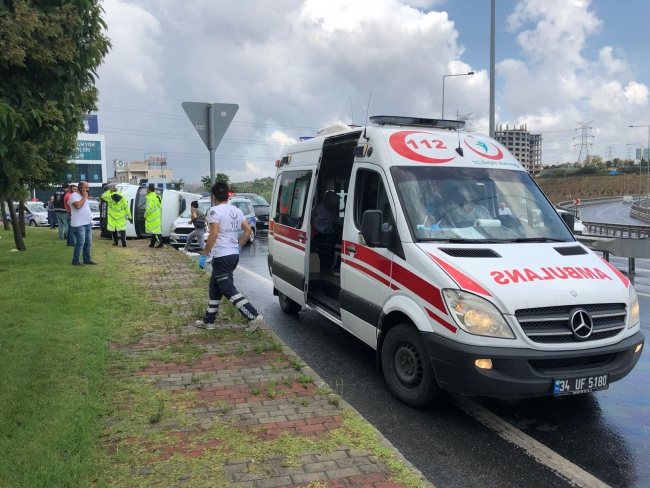 İstanbul'da polis aracı devrildi: 2 yaralı