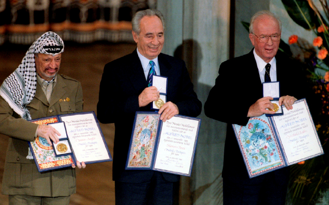 1994 yılında Arafat, Oslo'da anlaşmasından dolayı İzak Rabin ve Şimon Peres ile birlikte Nobel Barış Ödülü'ne layık görüldü. Fotoğraf: Reuters