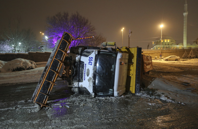 Ankara'da kar küreme aracı devrildi