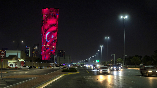 Abu Dabi'nin sembol binalarında Türk bayrağı