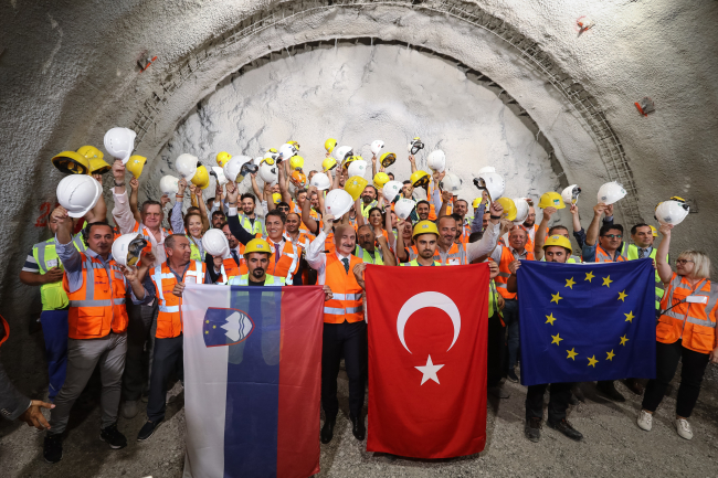 Bakan Karaismailoğlu: Avrupa'daki birçok projede Türk müteahhitlerin imzası var