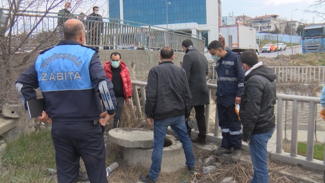 Arnavutköy'de sürekli rengi değişen dere için inceleme başlatıldı