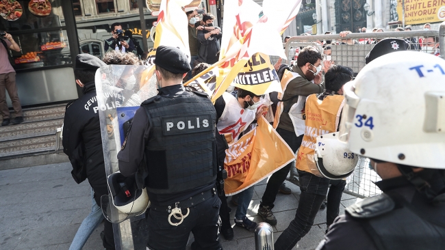 Taksim Meydanı'na izinsiz yürümek isteyen gruba müdahale