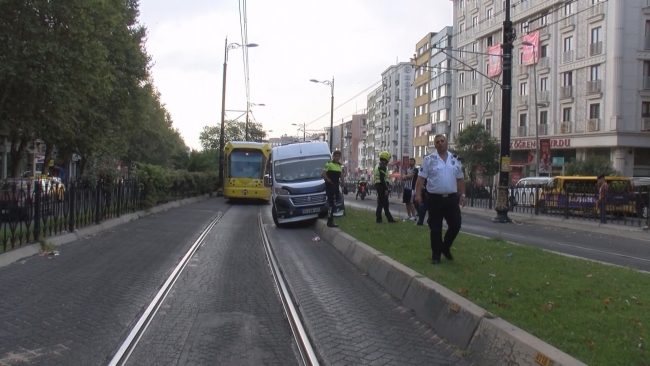 İstanbul'da minibüs tramvay yoluna girdi: Seferler durdu