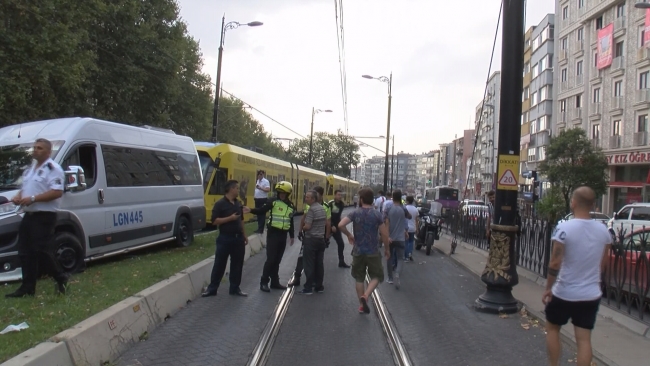 İstanbul'da minibüs tramvay yoluna girdi: Seferler durdu