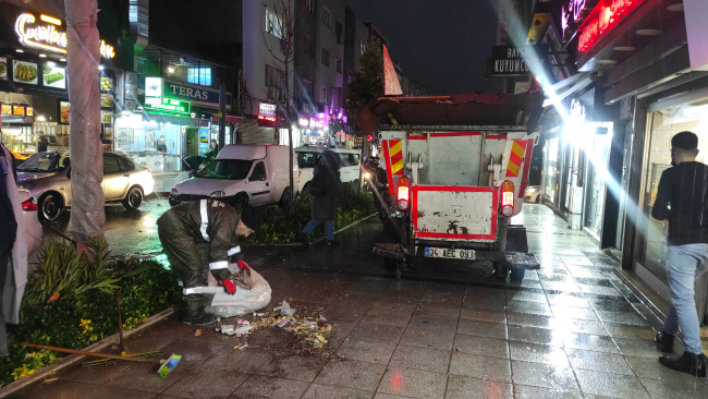 Anne ile oğlunun üzerine çatı düştü