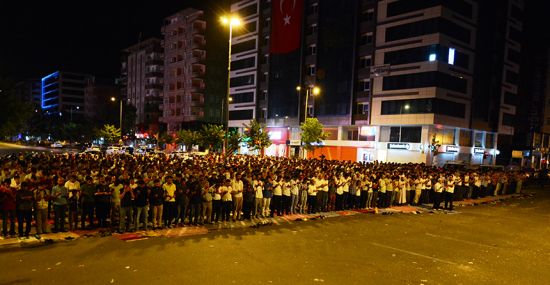 Darbeye karşı sabaha kadar meydanları terk etmediler