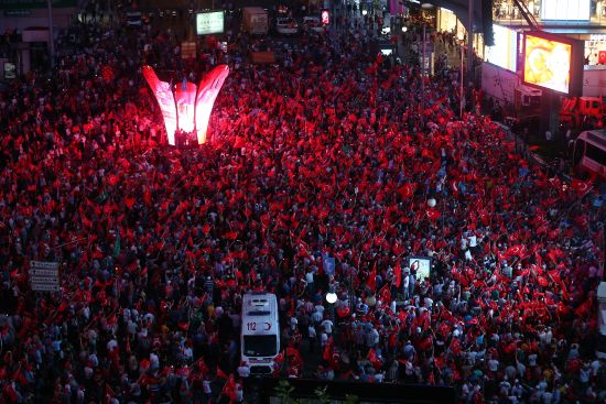 Vatandaşlar geceyi demokrasi nöbetinde geçirdi