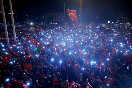 Vatandaşlar geceyi demokrasi nöbetinde geçirdi