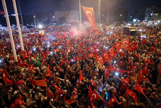 Halk 'demokrasi nöbeti'ni sürdürdü