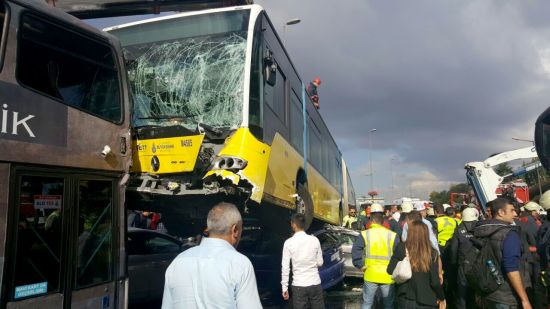 İstanbul Acıbadem'de metrobüs kazası