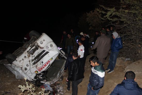 Manisa'da işçileri taşıyan minibüs devrildi