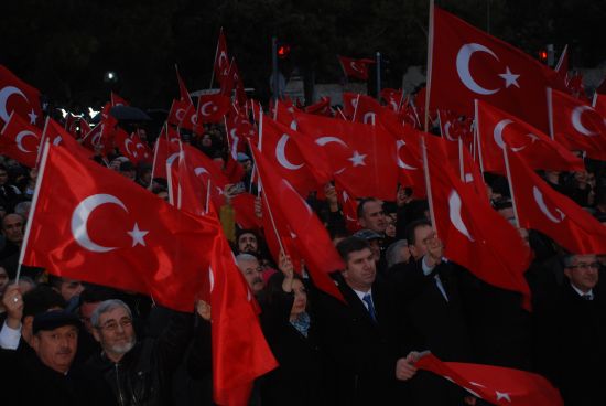 Vatandaşlar teröre karşı meydanlarda