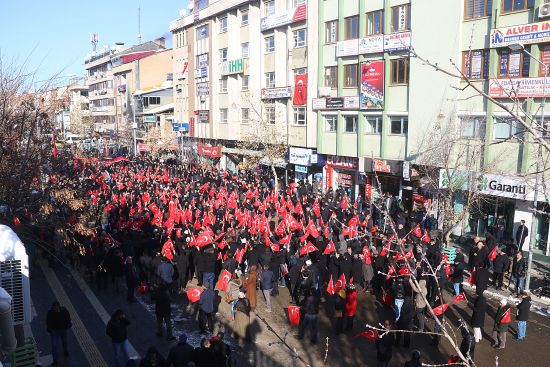 Bingöl'de binlerce kişi Şehitler Meydanı'na yürüdü