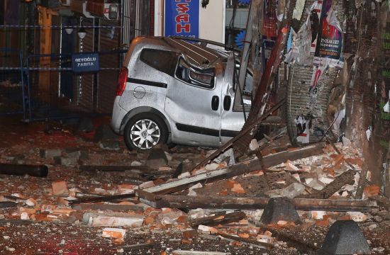 Beyoğlu'nda  duvar çöktü