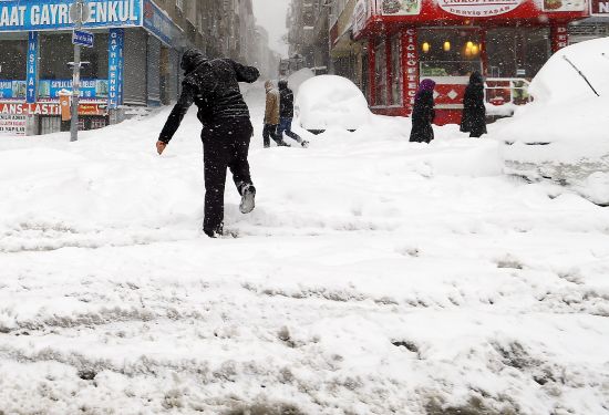 İstanbul'da kar kalınlığı 1 metreyi aştı