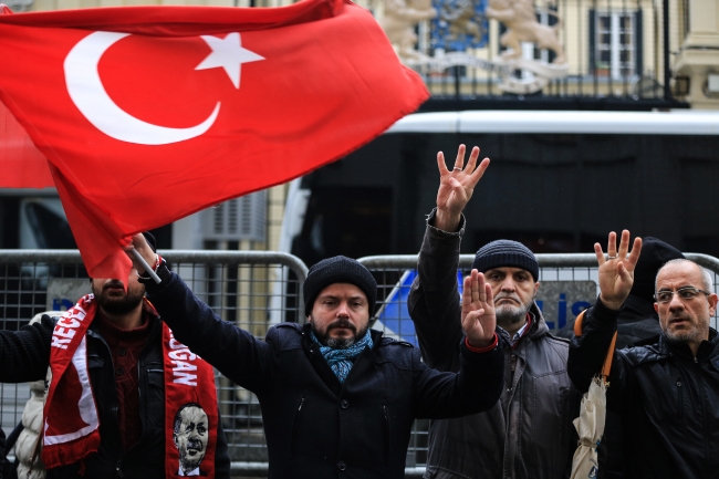 Hollanda Başkonsolosluğuna Türk bayrağı asıldı